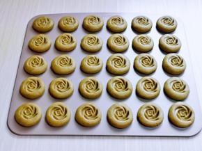 再用模具压出玫瑰花花纹。(没有模具可以省略)