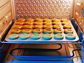 烤箱预热5分钟，之后将烤盘放入烤箱中层。