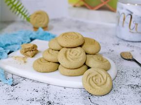 戴上隔热手套取出烤盘。