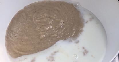 再倒入香菇土豆糊，拌匀至沸腾