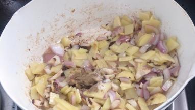 调入盐和黑胡椒粉，炒匀入味