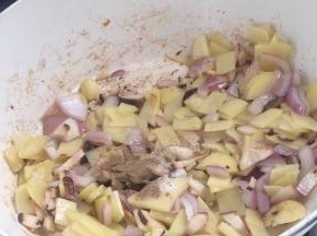 调入盐和黑胡椒粉，炒匀入味