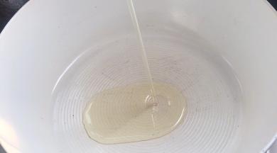 热锅倒入少许橄榄油