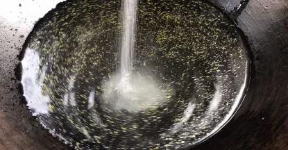就着油锅注入适量清水，加盐烧开