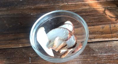 香菇洗净后先切几片做装饰用