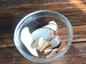 香菇洗净后先切几片做装饰用