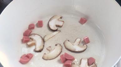 放入香菇片和火腿丁煎熟