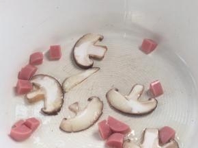 放入香菇片和火腿丁煎熟