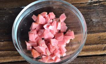 火腿肠切丁备用