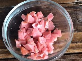 火腿肠切丁备用