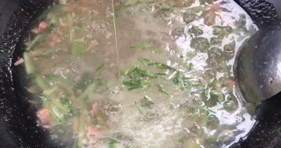 撒入葱花，淋入香油拌匀即可