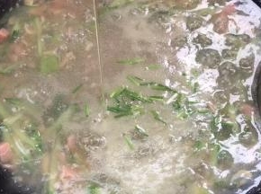 撒入葱花，淋入香油拌匀即可