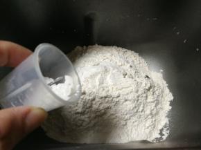 面包桶放入面粉和泡打粉拌匀