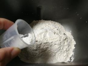 面包桶放入面粉和泡打粉拌匀