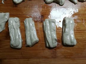 取出面团整理成长条，用保鲜膜包裹起来放入冰箱冷藏一晚，早上起来将面团分切成小长条，两头两条叠一起，用筷子在中间稍微压紧一下