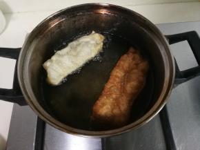 面条下锅漂浮起来，就用筷子翻滚面条，面条迅速膨胀炸至金黄