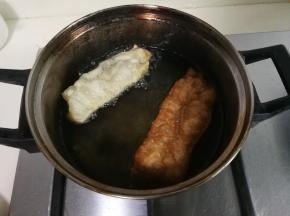面条下锅漂浮起来，就用筷子翻滚面条，面条迅速膨胀炸至金黄