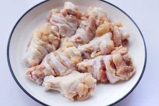 鸡翅根解冻洗净后，用刀在表面划几刀。