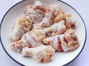 鸡翅根解冻洗净后，用刀在表面划几刀。