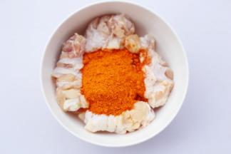 参照腌制比例将腌料倒入鸡翅根中。