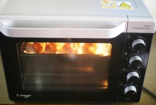 烤盘铺上油纸，摆好鸡翅根。放入预热好的烤箱，180度烤20分钟。