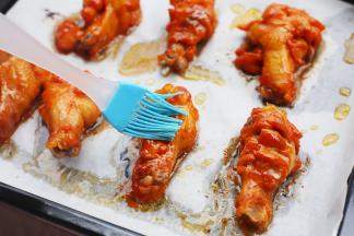 在每个翅根上刷层蜂蜜，再次放入烤箱烤5分钟即可。