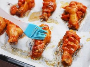 在每个翅根上刷层蜂蜜，再次放入烤箱烤5分钟即可。