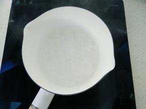 清水加入白砂糖加热煮沸。