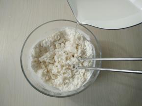 倒入糯米粉中，边倒边搅拌。
