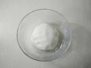 这时候面团很黏，加入少许食用油用手揉成面团，盖上保鲜膜静止30分钟。