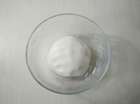 这时候面团很黏，加入少许食用油用手揉成面团，盖上保鲜膜静止30分钟。