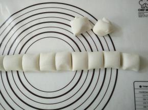 将面团搓成长条，切成30克左右的面团。