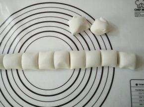 将面团搓成长条，切成30克左右的面团。