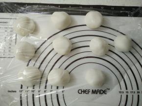 滚圆盖上保鲜膜防止皮干裂。