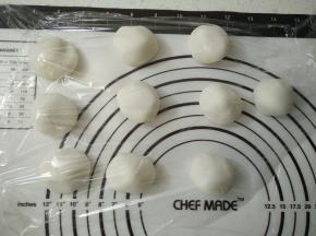 滚圆盖上保鲜膜防止皮干裂。
