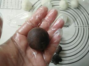 取20克豆沙搓圆。