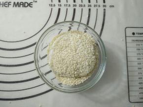 两面粘上芝麻。