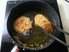 锅内放入适量食用油，全程小火，油温大概六七成时，放入煎堆，并且不断用筷子翻动，使之均匀受热，炸至煎堆漂浮起来，表面金黄色后捞出滤干油即可。