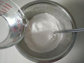 中筋面粉放入盐，加入水不停搅匀。