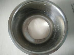 用手揉成光滑的面团，盖上保鲜膜醒发一小时。