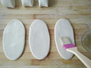 将面片上抹一层花生油。