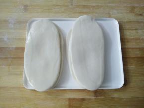 把面片叠起放在涂了油的盘子里，盖上保鲜膜松弛1小时。