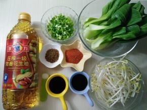 在松弛面面的时候，准备好配料，小油菜等洗净。