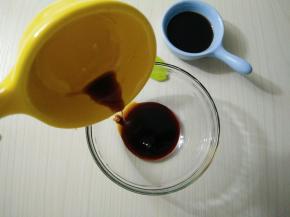 将生抽和醋，盐搅匀备用。