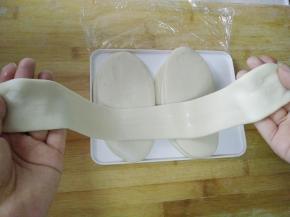 取一个面片双手捏着面片两端，慢慢抻拉。