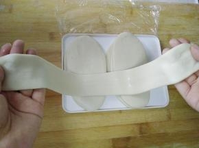 取一个面片双手捏着面片两端，慢慢抻拉。