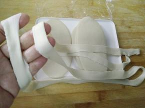 将拉长的面片从中间撕开。