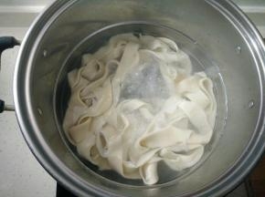 放入锅中煮大概2分钟就煮好了，将面捞出装在碗里。