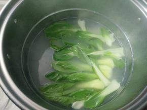 锅内放入小油菜绿豆芽焯熟，也放在碗里。