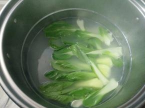 锅内放入小油菜绿豆芽焯熟，也放在碗里。